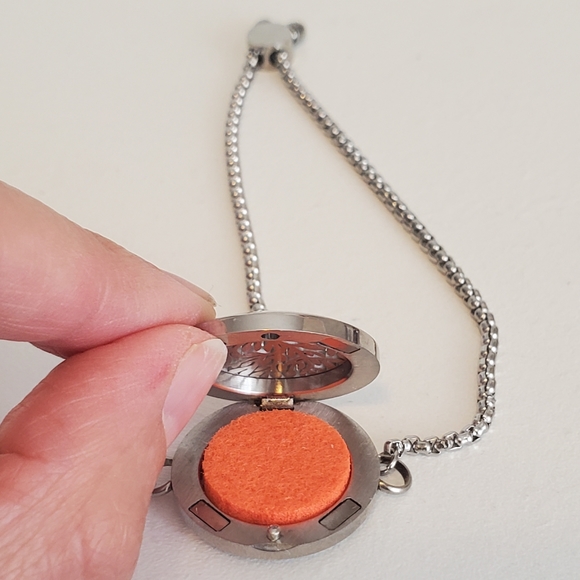 BNIB Essential Oils Diffuser Adjustable Aromatherapy Bracelet - Picture 3 of 4